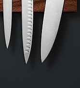 un gros plan de trois couteaux sur une surface en bois