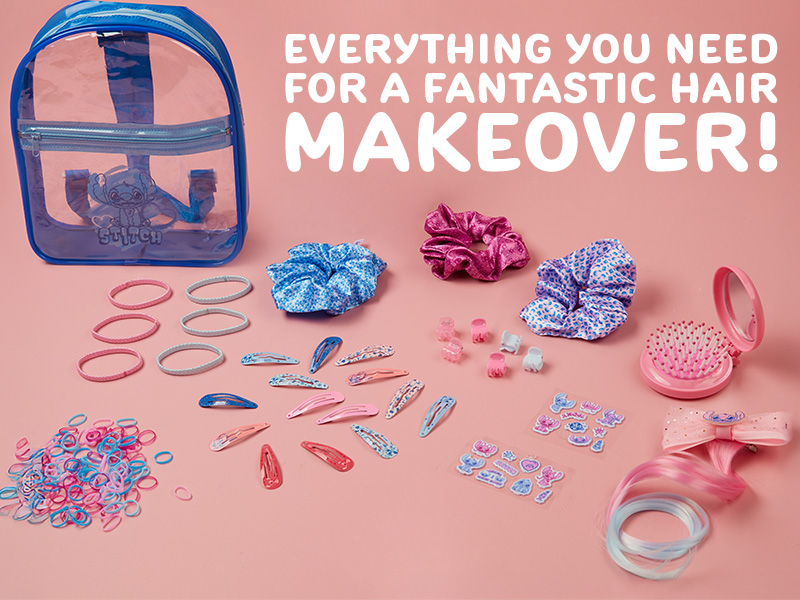 Le texte se lit comme suit : « TOUT CE DONT VOUS AVEZ BESOIN POUR UNE COIFFURE FANTASTIQUE ! » Sac à dos transparent avec bordure bleue contenant des accessoires pour cheveux : chouchous bleu/rose/violet, bandes élastiques et pinces à cheveux sur fond rose.