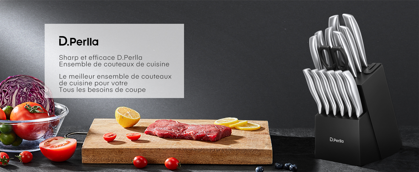 sur fond sombre avec planche à découper en bois, produits frais et viande. Couteaux en acier inoxydable dans un porte-bloc noir.