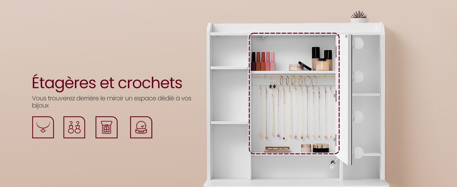avec étagères et crochets. Rangement de divers produits et accessoires de beauté. Texte en français sur les étagères et les crochets.