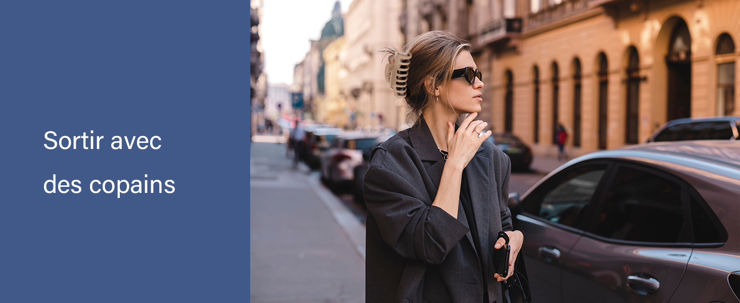 Scène de rue urbaine avec une architecture historique et des véhicules garés le long d'un trottoir de la ville