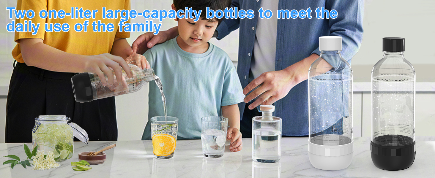 Plusieurs contenants et bouteilles en verre disposés sur le comptoir pendant la préparation des boissons, et diverses boissons étant mélangées.