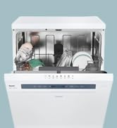 Lave-vaisselle encastré blanc présenté sous différents angles, y compris la vue de face et les paniers intérieurs.