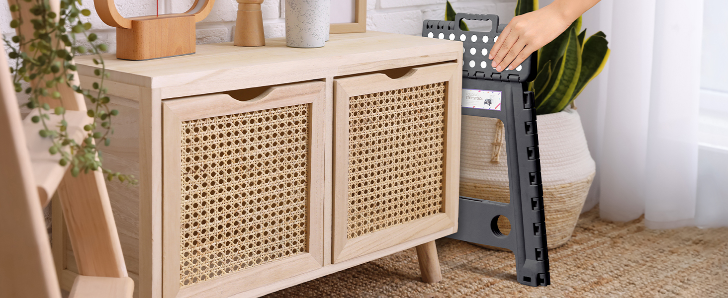 en bois clair avec portes en rotin grillagé, illustrée par un support gris pliable