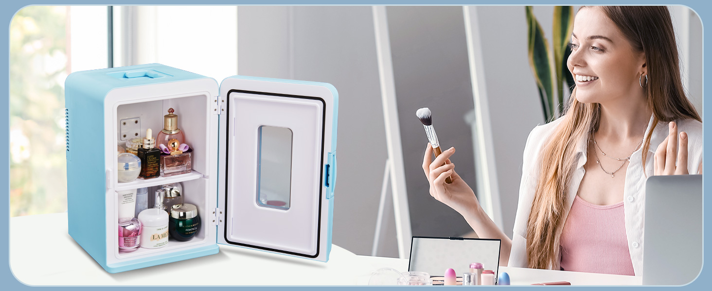 Petit mini-réfrigérateur bleu et blanc avec porte vitrée, présentant des produits cosmétiques. Femme utilisant un outil de soin de la peau à proximité.