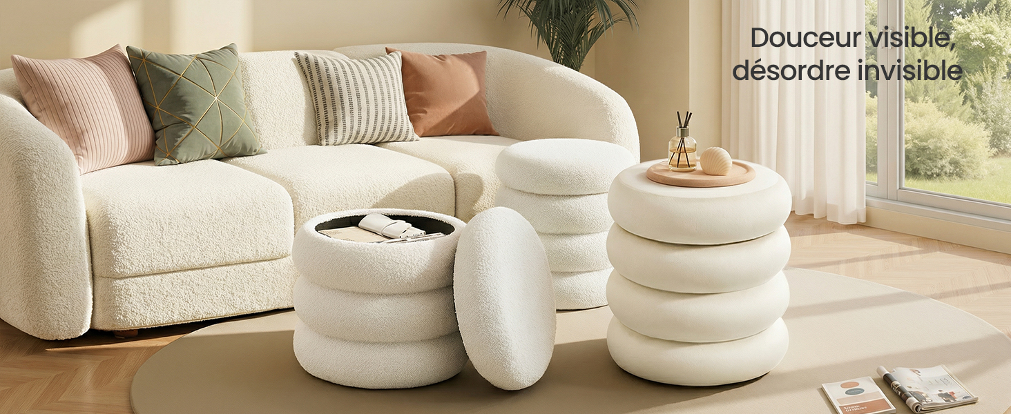 Le texte se lit comme suit : « Douceur visible, désordre invisible ». Ensemble de mobilier de salon modulaire de couleur crème comprenant un canapé et des poufs cylindriques.