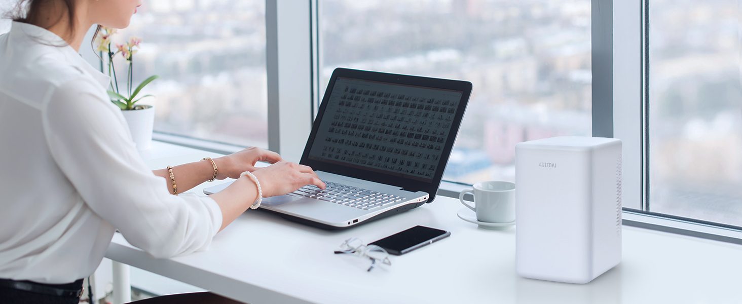 une femme qui tape sur un ordinateur portable