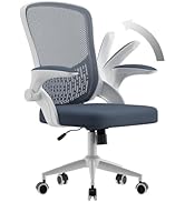 dotée d'un dossier en maille grise, d'une assise rembourrée bleu marine, d'un cadre et d'accoudoirs blancs et de roulettes. Plusieurs angles illustrés affichant des caractéristiques réglables.