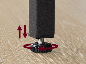 Gros plan d'un pied de meuble ajustable avec une tige noire et un mécanisme d'engrenage. Les flèches rouges indiquent le réglage vertical et la rotation.