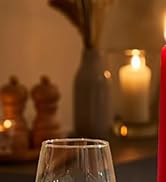 un verre de vin et des bougies sur une table.