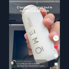 Série d'appareils ou de composants électroniques blancs présentés ou exposés sur un fond sombre.