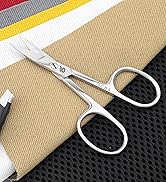 Petits ciseaux en argent à bouts arrondis sur fond d'échantillons de tissus de différentes couleurs. Les ciseaux ont une poignée texturée et semblent avoir été conçus pour une coupe précise.