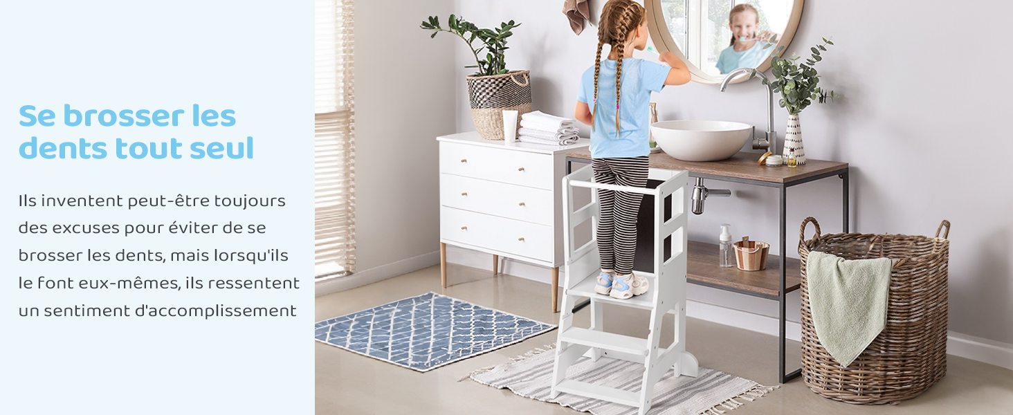 Marchepied blanc à trois niveaux présenté dans le décor de la salle de bain, placé à côté de l'évier avec des plantes décoratives et un panier de rangement à proximité.
