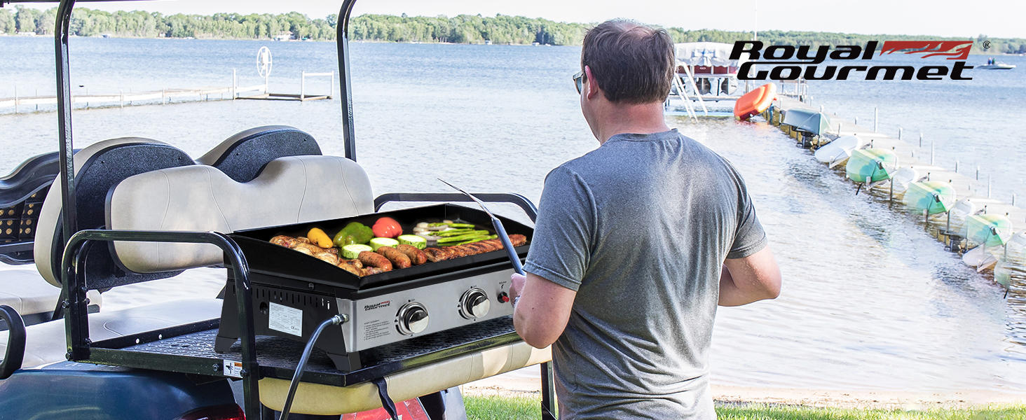 sur un quai de bateau. La surface du gril montre la cuisson des légumes et de la viande. Personne debout à proximité surplombant l'eau.