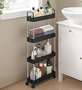 Chariot de rangement roulant à quatre niveaux avec étagères en plastique noir et cadre en métal. Montré dans le décor de la salle de bain, tenant divers articles de toilette et serviettes.