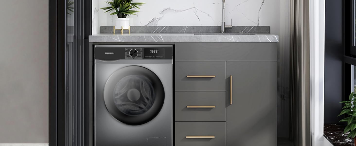Buanderie moderne avec armoires grises, comptoir en marbre et machine à laver à chargement frontal. Comprend une quincaillerie élégante, un évier et une décoration végétale dans un design compact.