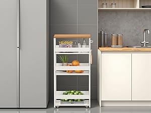 Séquence intérieure de cuisine blanche moderne montrant un système d'organisation des armoires, avec des étagères coulissantes et des solutions de rangement présentant diverses configurations et caractéristiques d'accessibilité.