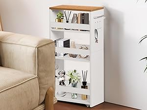 Armoire de rangement blanche à roulettes présentée en trois vues à côté d'un canapé beige. Comprend des compartiments pour le rangement et des zones d'exposition décoratives avec des plantes.