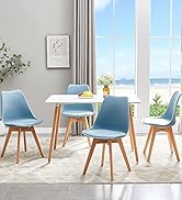 avec table ronde blanche et quatre chaises bleu clair avec pieds en bois, placé dans une pièce lumineuse avec vue sur l'océan.