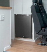 une chaise qui se trouve dans un coin d'une pièce.