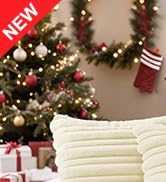 Le texte indique « NOUVEAU ». Plusieurs images de produits montrant des serviettes ou des textiles blancs disposés près des décorations de Noël et des arbres.