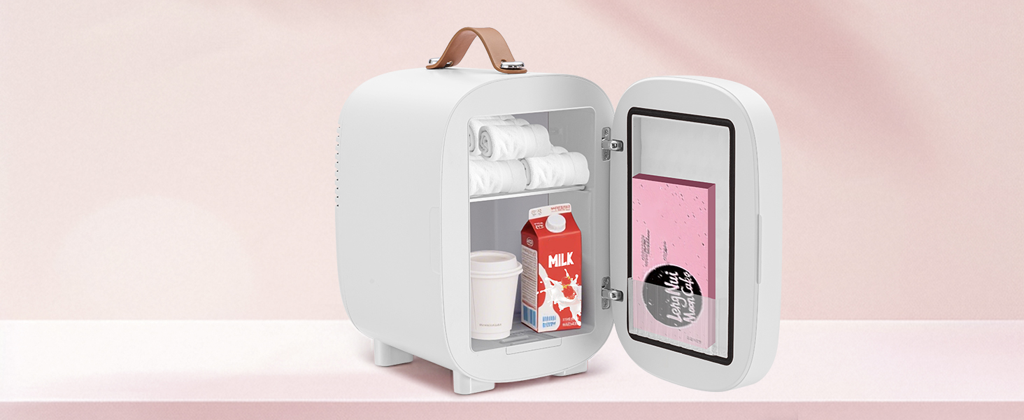 Petit mini-réfrigérateur portable blanc à porte ouverte, révélant des étagères intérieures. Contient des canettes et des bouteilles de boisson. Dispose d'une poignée en cuir sur le dessus pour un transport facile.
