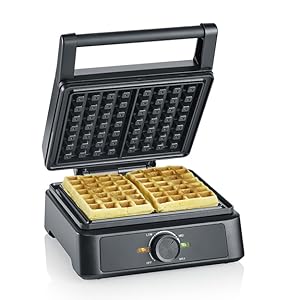 Séquence de produits montrant un gaufrier noir à différentes étapes d'utilisation : position fermée, position ouverte avec une gaufre dorée à l'intérieur et différents angles de conception de l'appareil.