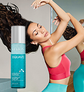 Série d'images de démonstration de fitness ou d'exercice montrant des mouvements d'étirement sur fond clair avec un tapis d'exercice.