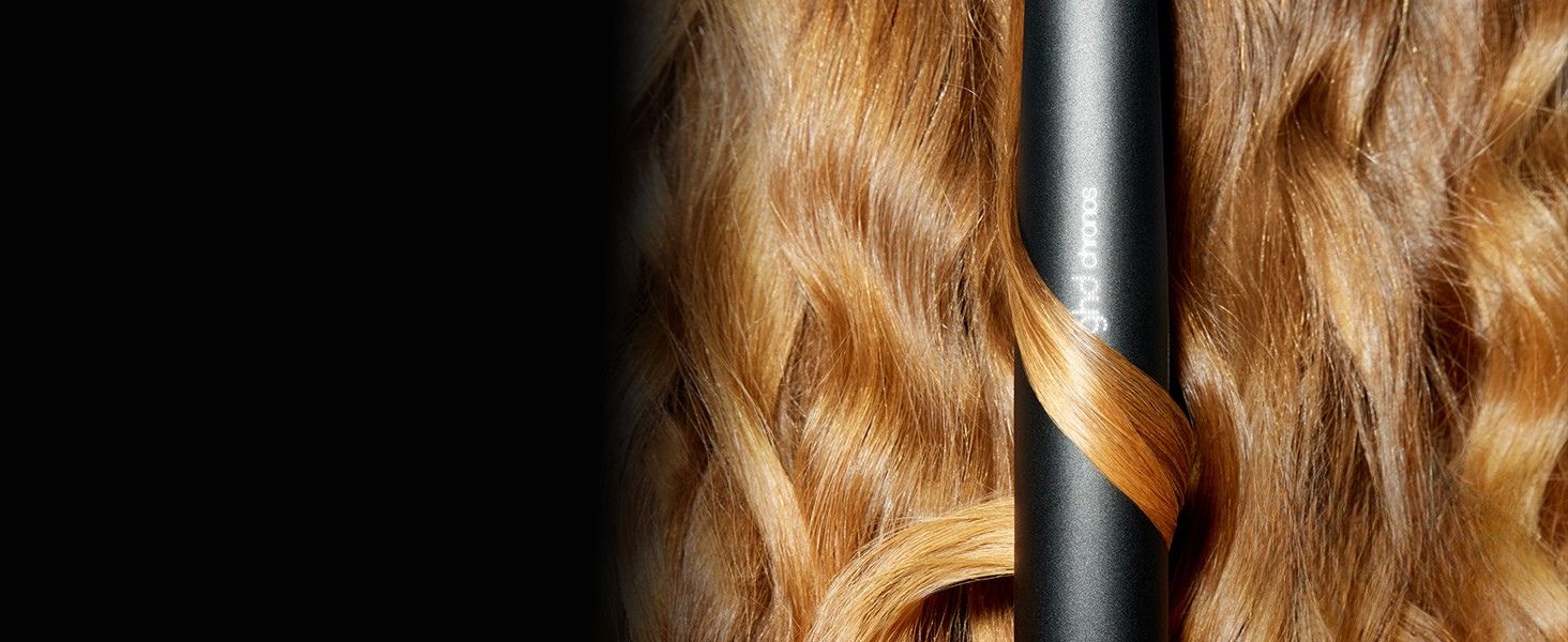 Guide étape par étape montrant le processus de coiffure avec un fer à friser ou un outil de coiffage, démontrant la technique sur les cheveux blonds.