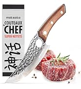 avec lame en acier martelé et manche en bois, exposé à côté de son emballage et d'un steak cru garni d'herbes et