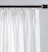 Tringle à rideaux noire avec embout doré, supportant des rideaux transparents blancs avec un dessus froncé. La tige est munie de plusieurs anneaux de suspension.