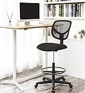 avec dossier en maille noire, assise rembourrée, hauteur réglable et base roulante, positionnée sur un poste de travail debout.