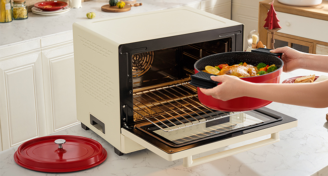 Séquence montrant la préparation des aliments dans une cuisine équipée d'un four grille-pain, y compris le chargement des aliments et l'utilisation d'un plateau de service rouge.