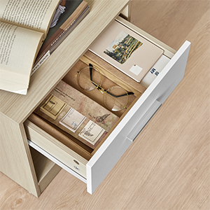 le tiroir du bureau est ouvert et il y a de nombreux objets à l'intérieur.