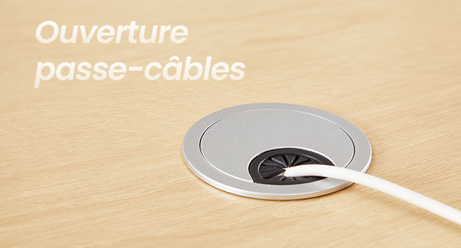 Le texte indique « Ouverture » et « Passe-câbles ». L'image montre une surface en bois clair sur laquelle sont installés des œillets ou des ports de gestion des câbles circulaires.