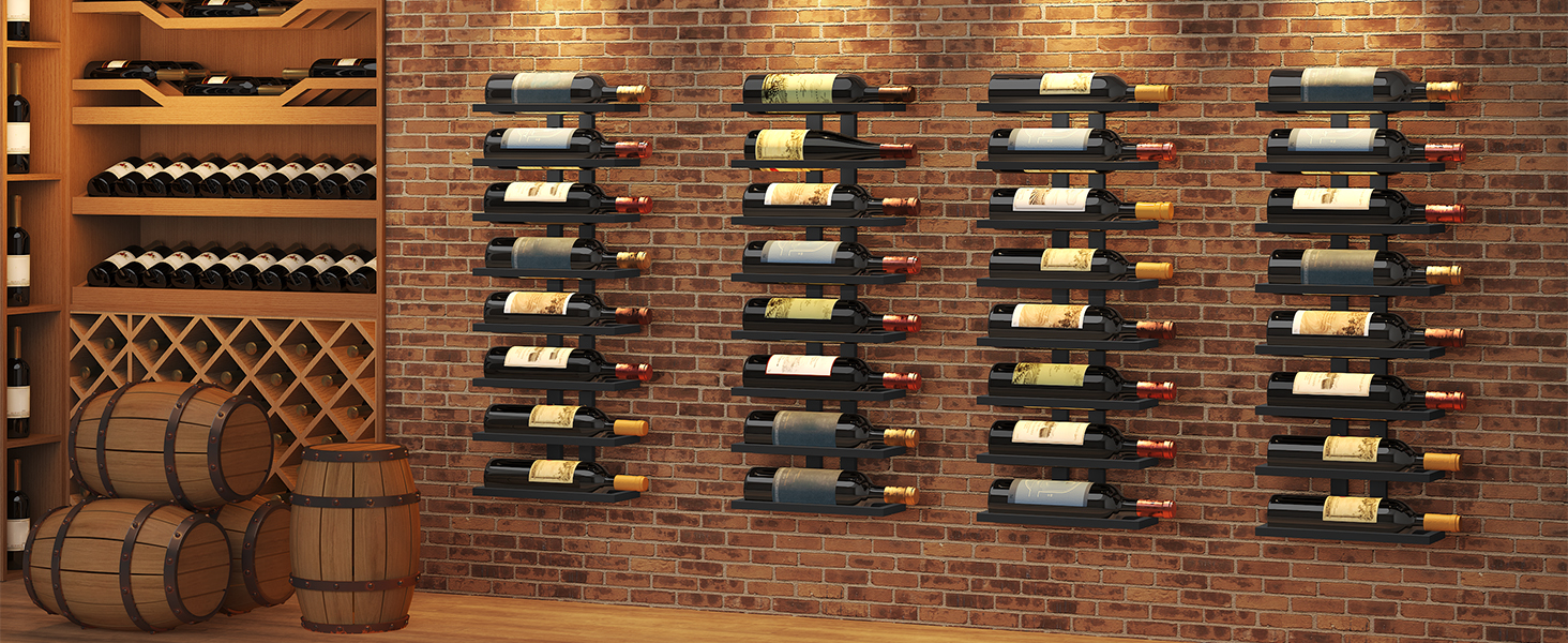 comprenant plusieurs supports muraux en métal contenant des bouteilles de vin sur fond de briques apparentes