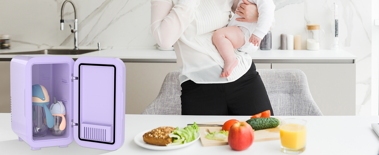 une femme tenant un bébé dans ses bras.