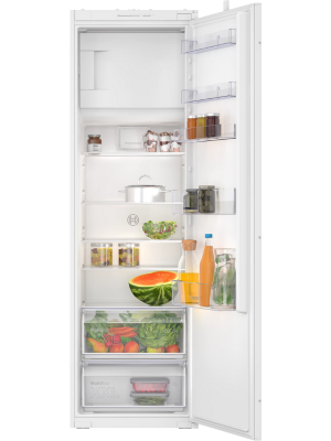 Plusieurs vues d'un réfrigérateur blanc compact avec étagères intérieures et compartiments de porte, montrant différentes configurations de rangement.