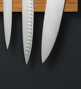 un couteau et un couteau sur une planche de bois