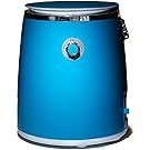 Grand baril industriel cylindrique bleu avec rebord métallique et orifice circulaire, orné de garnitures chromées et de fixations latérales