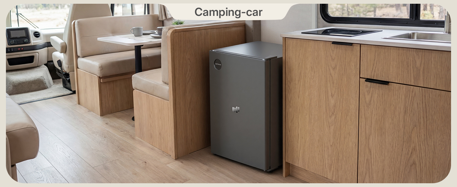 Le texte indique « Camping car ». Intérieur de la kitchenette moderne avec armoires en bois et appareils électroménagers gris intégrés au design.