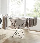 Séchoir à linge pliable avec plusieurs lignes parallèles pour suspendre le linge, exposé dans une pièce lumineuse avec éclairage naturel.