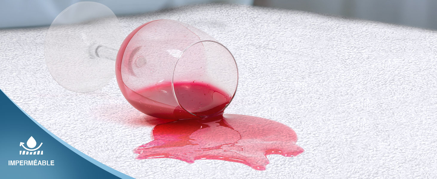 un verre de vin renversé sur une table.