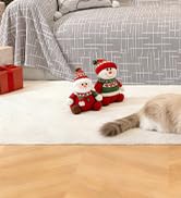 Petit aspirateur robotique présenté sur un tapis à côté de la transition d'un plancher en bois franc, démontrant ses capacités de nettoyage sur différentes surfaces de sol.