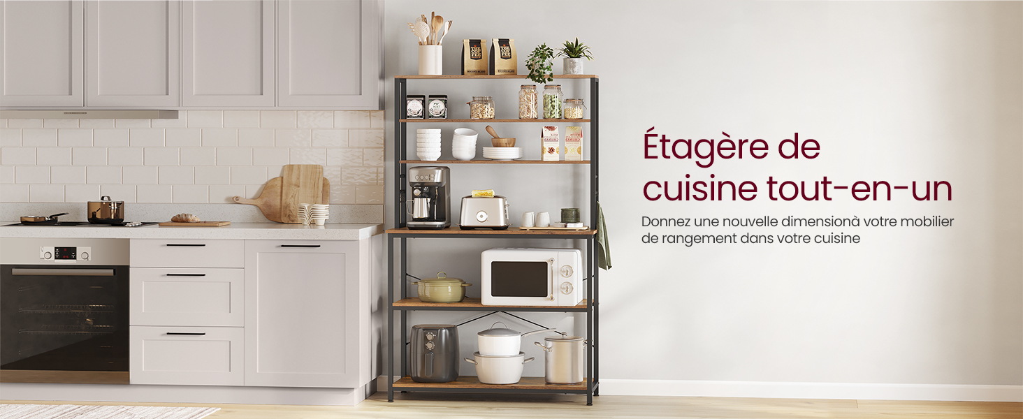 Étagère de rangement de cuisine à quatre niveaux avec cadre en bois et en métal, présentée dans un décor de cuisine moderne. Comprend des étagères ouvertes pour ranger les ustensiles de cuisine, les appareils électroménagers et les articles de décoration