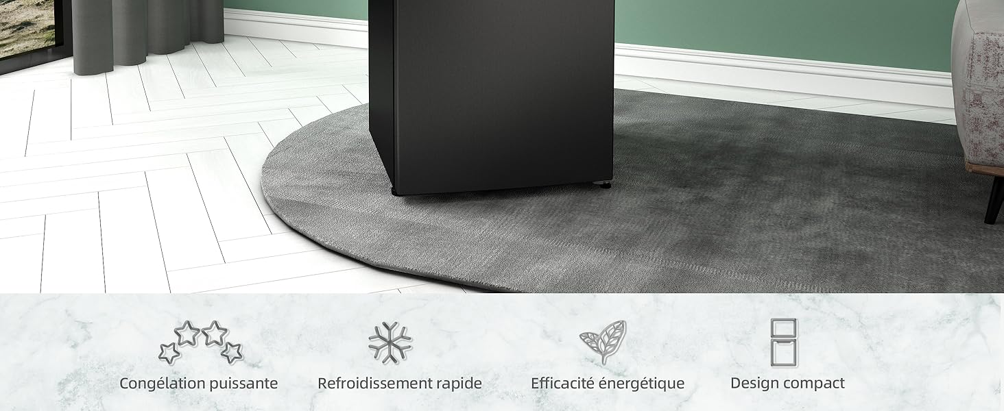 Tapis rond gris sur le sol avec des icônes représentant la collecte de poussière, un fonctionnement silencieux, un design ergonomique et une taille compacte.
