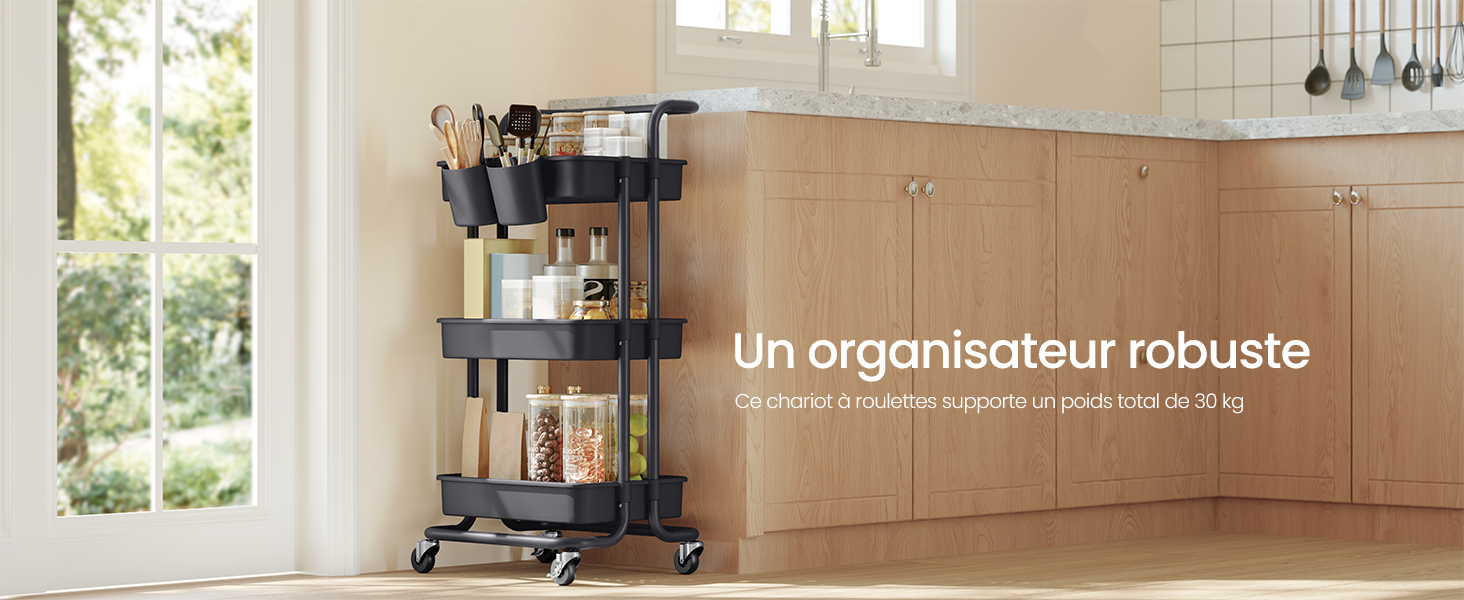 Le texte se lit comme suit : « Un organisateur robuste ». Système d'organisation mural avec rails métalliques et étagères installés dans un espace de cuisine lumineux présentant des solutions de rangement.
