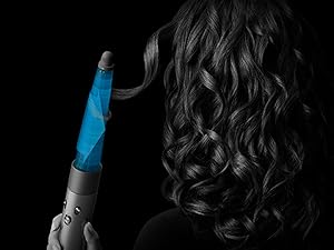 Un mannequin se coiffant avec le nouveau rouleau conique Airwrap en utilisant le flux d’air Coanda.