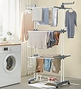 Séchoir à linge roulant à trois niveaux avec plusieurs bras extensibles pour suspendre les vêtements, placé à côté d'une machine à laver avec une étagère de rangement pour chaussures en bas
