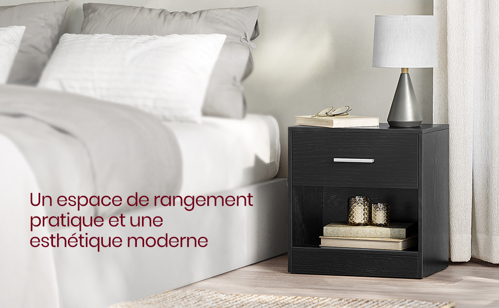 Table de chevet en bois noir avec tiroir simple et étagère ouverte. Décorée dans une chambre moderne avec une literie blanche et une lampe argentée. Le texte français décrit un rangement pratique et une esthétique moderne.
